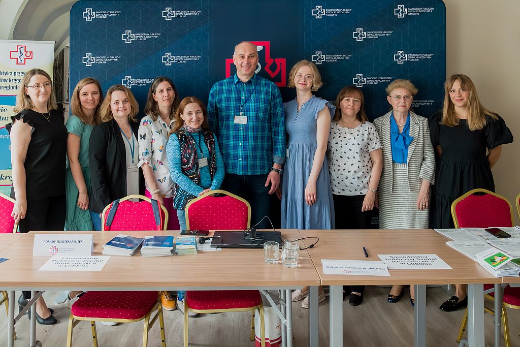 Zdjęcie grupowe pracowników SPSK Nr 4 w Lublinie, którzy uczestniczyli w Dniu Zdrowia.