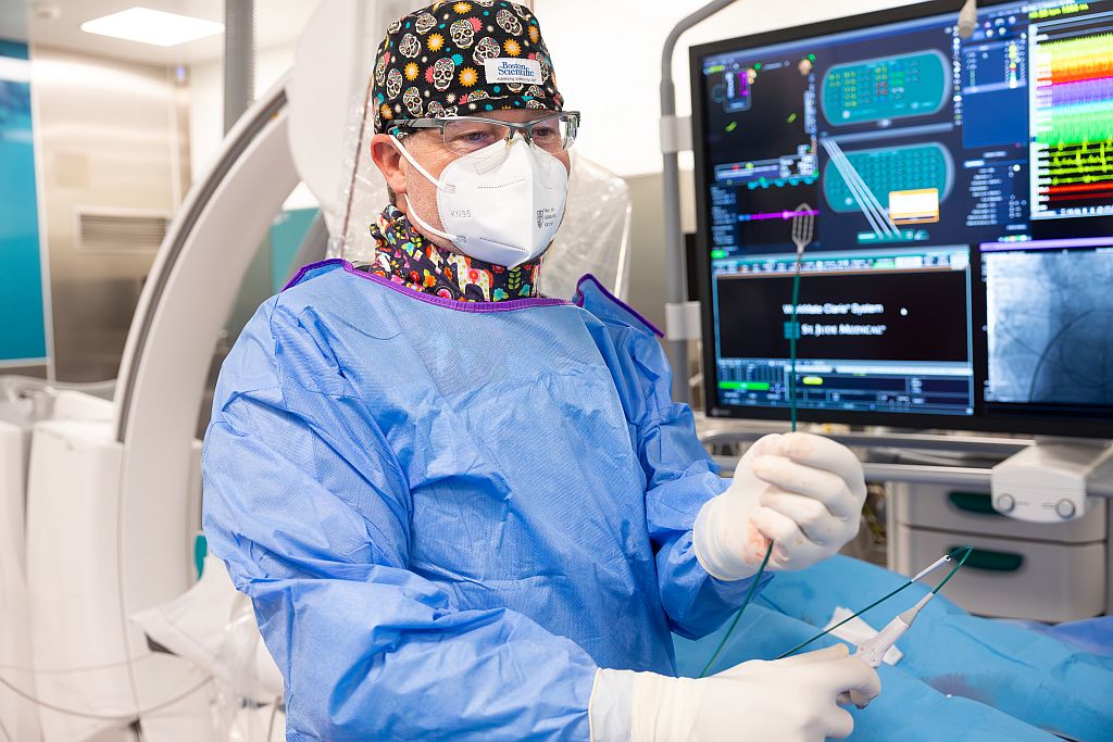 Dr hab. n. med. Andrzej Głowniak podczas zabiegu, trzyma cewnik 