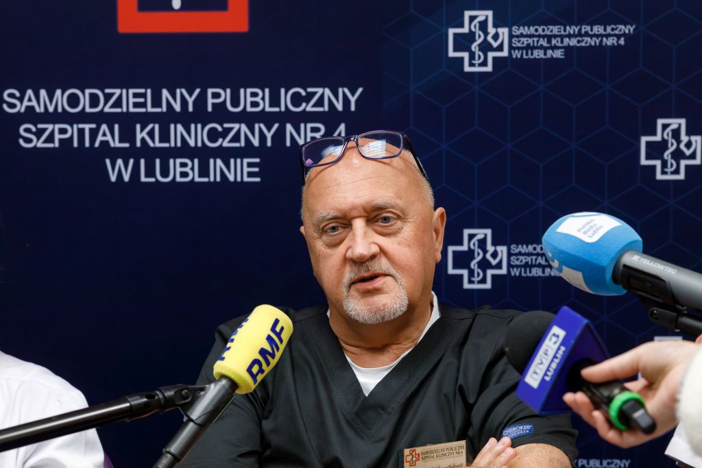 Prof. Tomasz Paszkowski odpowiadający na pytania dziennikarzy podczas spotkania prasowego na temat żywienia pozajelitowego w ciąży.