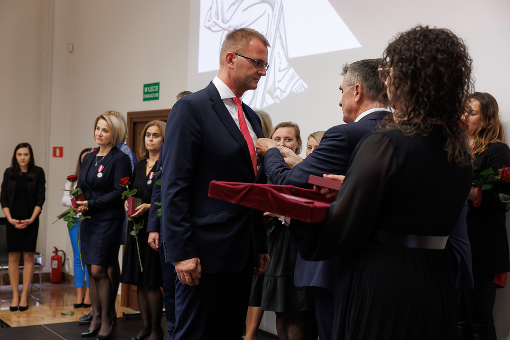 Dr Michał Trojnar odznaczona medalem przez wojewodę Lecha Sprawkę i rektora UM, prof. Wojciecha Załuskę (Fot. Katarzyna Link/LUW)