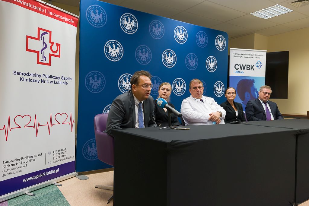 Uczestnicy konferencji: Michał Szabelski, Zastępca Dyrektora ds. Finansów i Rozwoju SPSK Nr 4 w Lublinie, prof. Ewelina Grywalska, prof. Wojciech Załuska, Rektor Uniwersytetu Medycznego w Lublinie, prof. Anna Torres oraz prof. Krzysztof Giannopoulos, Prorektor ds. Szkoły Doktorskiej i Badań Klinicznych Uniwersytetu Medycznego w Lublinie