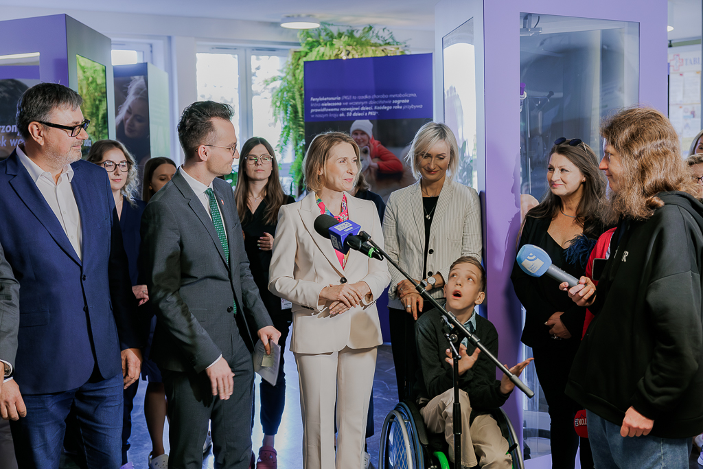 Wernisaż wystawy o żywieniu klinicznym z udziałem przedstawicieli Ministerstwa Zdrowia, Parlamentu, Fundacji Nutricia i pacjentów