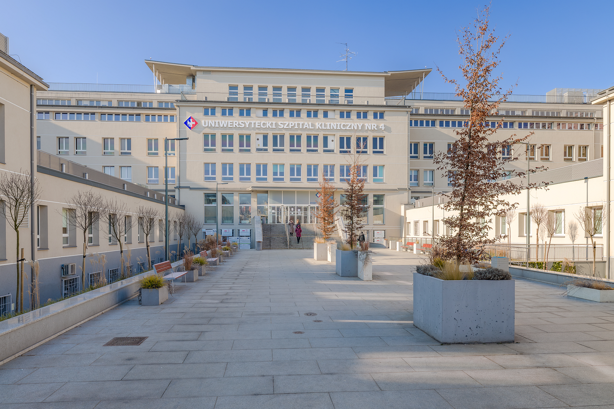 Wejście główne do Uniwersyteckiego Szpitala Klinicznego Nr 4 w Lublinie.