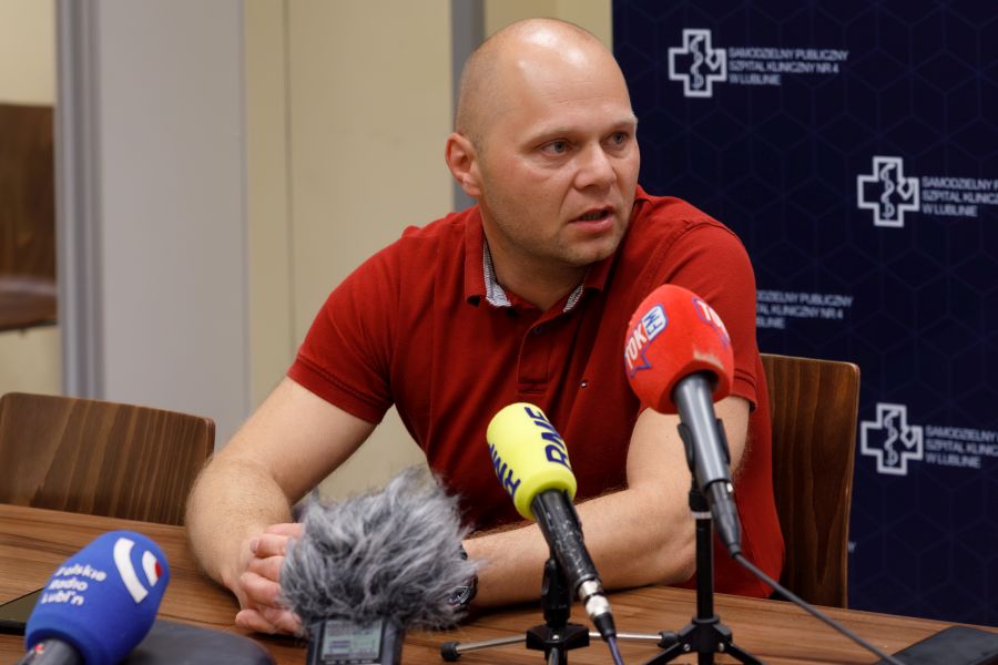 Mariusz Gawroński przy mikrofonach dziennikarskich