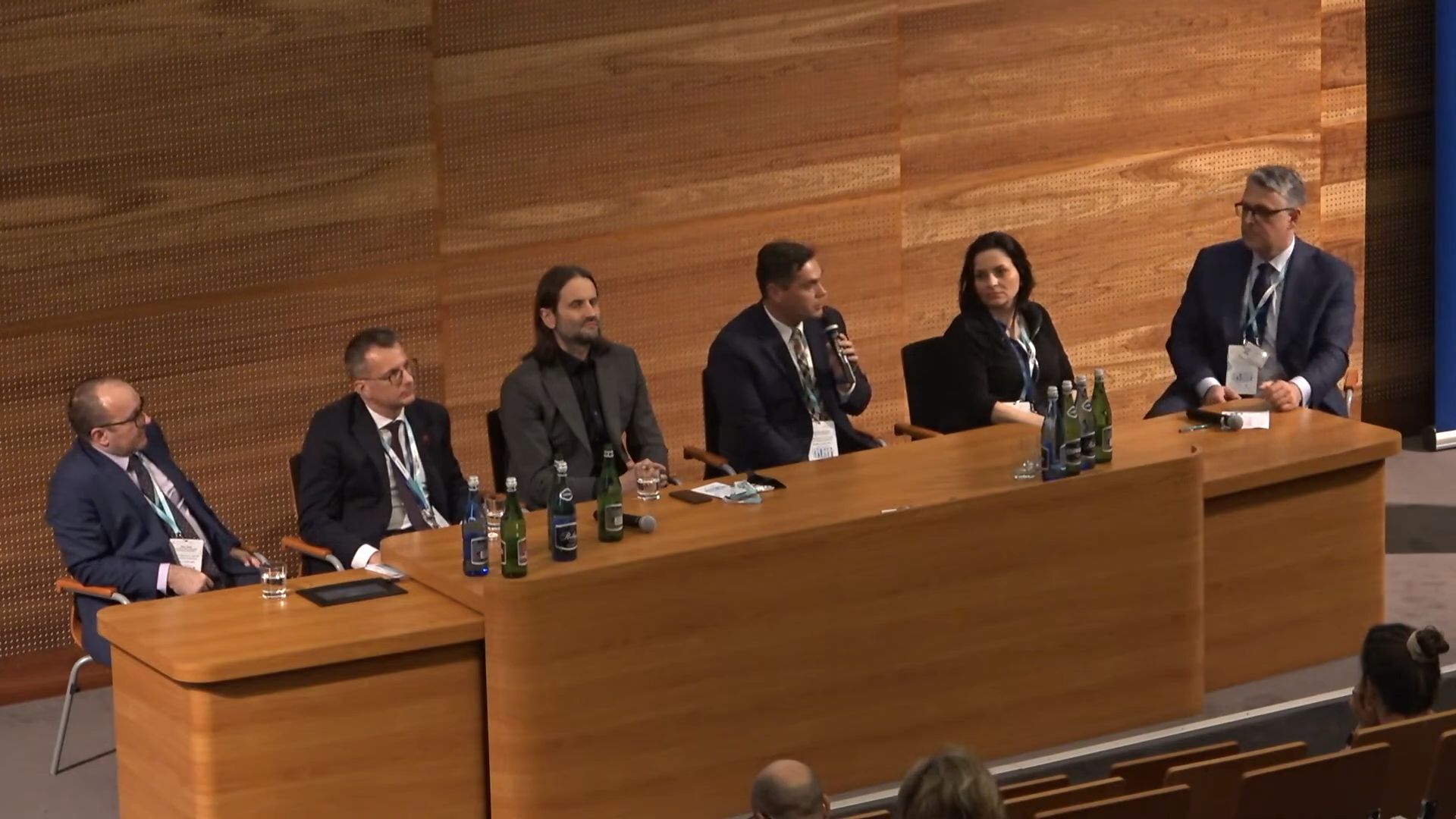 Konferencja w UCK. Od lewej: prof. dr hab. Marcin Gruchała - Rektor Gdańskiego Uniwersytetu Medycznego, Piotr Bromber - Podsekretarz Stanu w Ministerstwie Zdrowia, prof. dr hab. Kamil Torres, Prorektor ds. Kształcenia i Dydaktyki Uniwersytetu Medycznego w Lublinie, chirurg plastyczny i rekonstrukcyjny SPSK Nr 4, Małgorzata Dąbrowska, Kierownik Centralnego Laboratorium, Jakub Kraszewski, Dyrektor Naczelny Uniwersyteckiego Centrum Klinicznego, moderator dyskusji.
