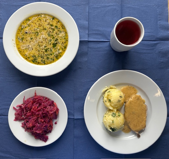 na talerzach zupa selerowa z makaronem, schab pieczony w sosie ziołowym, ziemniaki , surówka z czerwonej kapusty, w kubku kompot