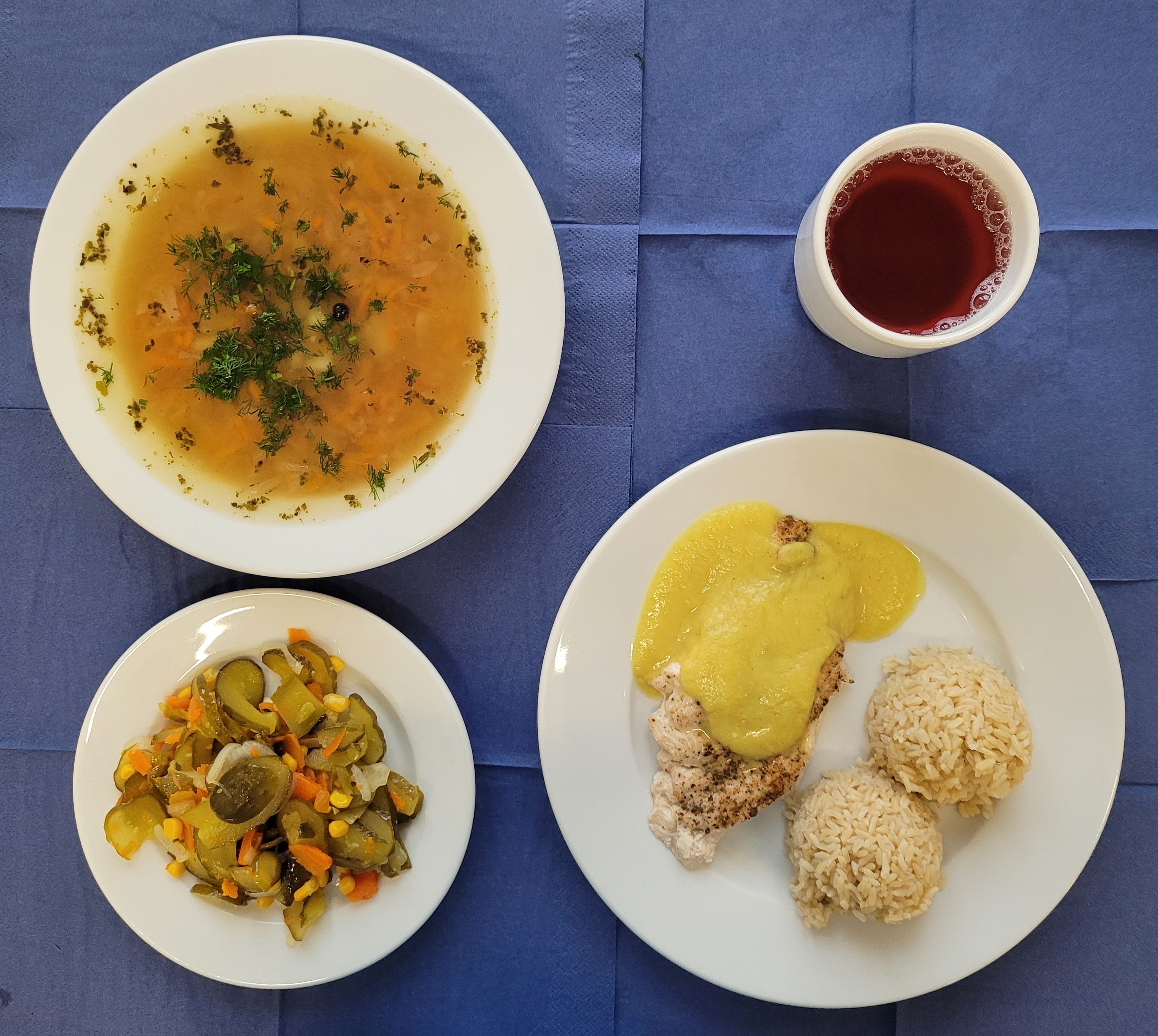 Na talerzach: Zupa z ciecierzycy , indyk pieczony, sos curry, ryż brązowy, sałatka z ogórka kiszonego, marchewki gotowanej, cebuli , kukurydzy z olejem , w kubku kompot z owoców mrożonych bez cukru