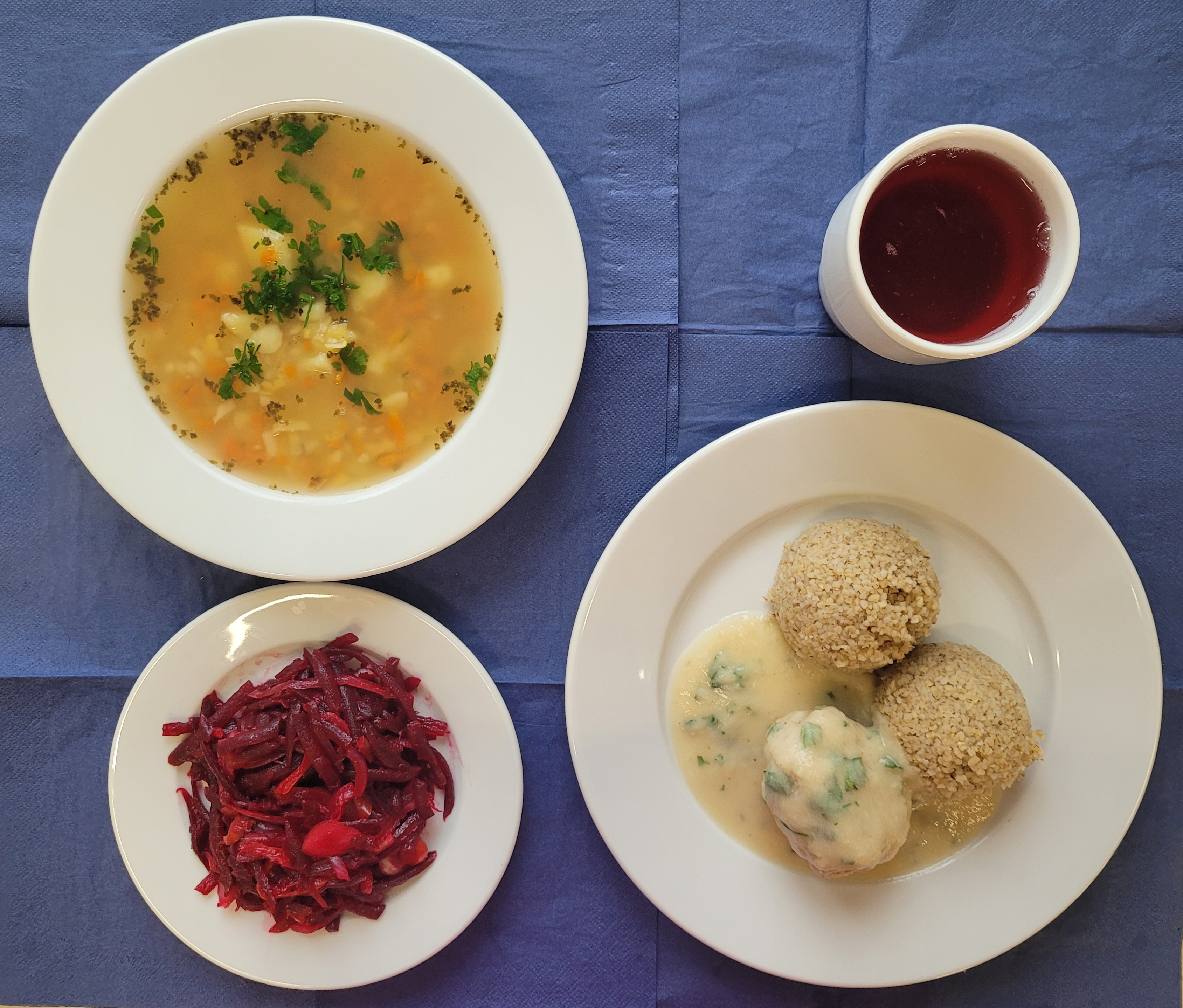 Na talerzach: Zupa grochowa, pulpet mięsny, sos pietruszkowy, sałatka z buraka , papryki i cebuli, kasza jęczmienna, w kubku kompot z owoców mrożonych bez cukru