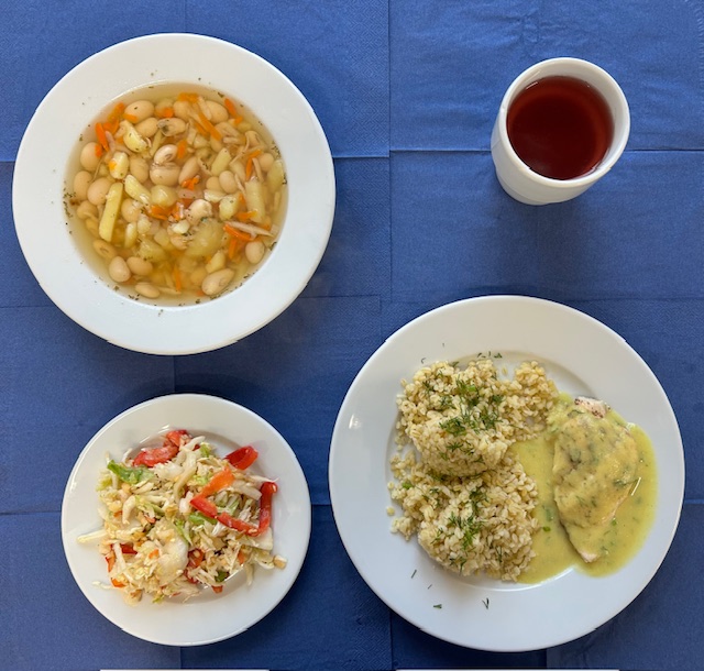 na talerzach zupa fasolowa, sos curry, bitka drobiowa, kasza bulgur, surówka z kapusty pekińskiej z vinegret w kubku kompot 