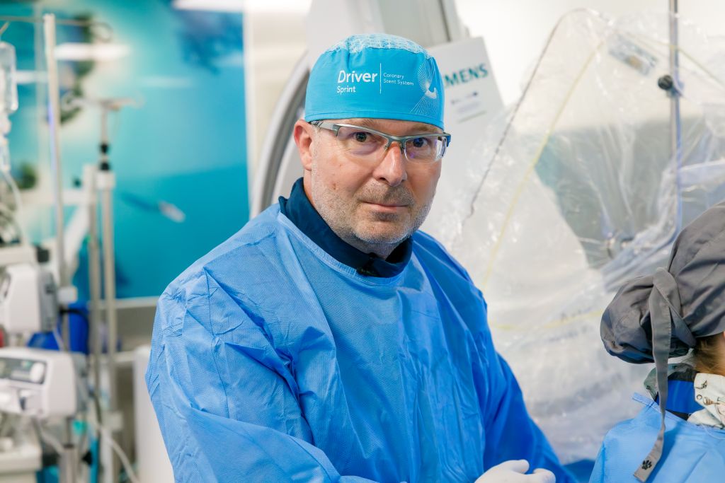 Prof. Andrzej Głowniak przy zabiegu