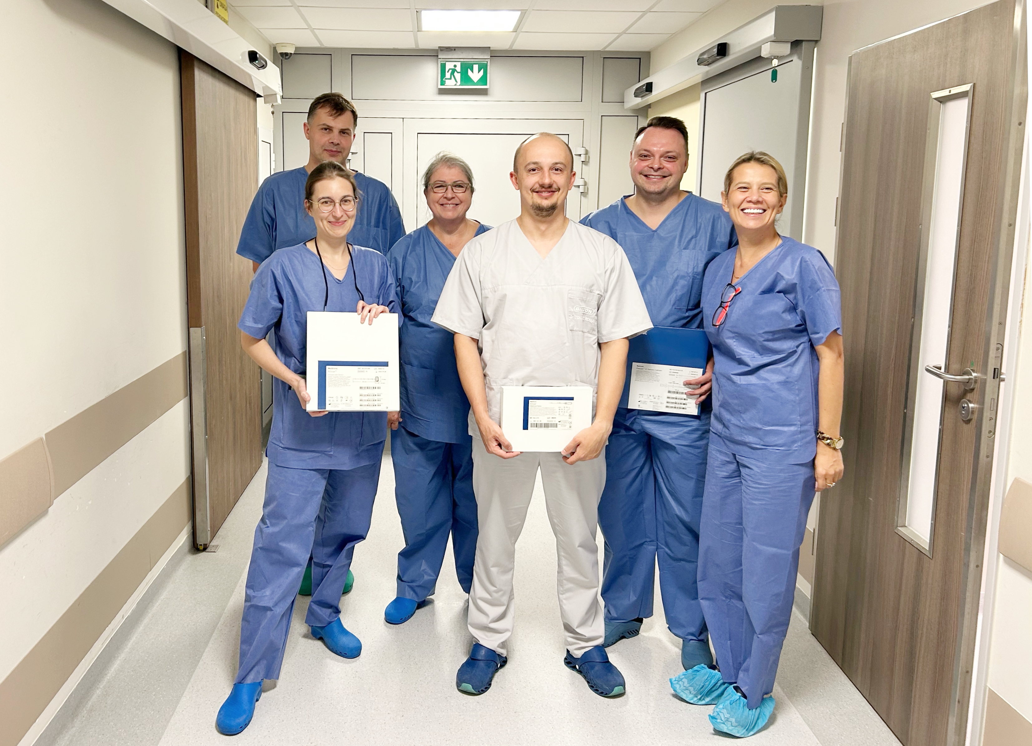 Tomasz Roman z zespołem radiologów zabiegowycch w korytarzu