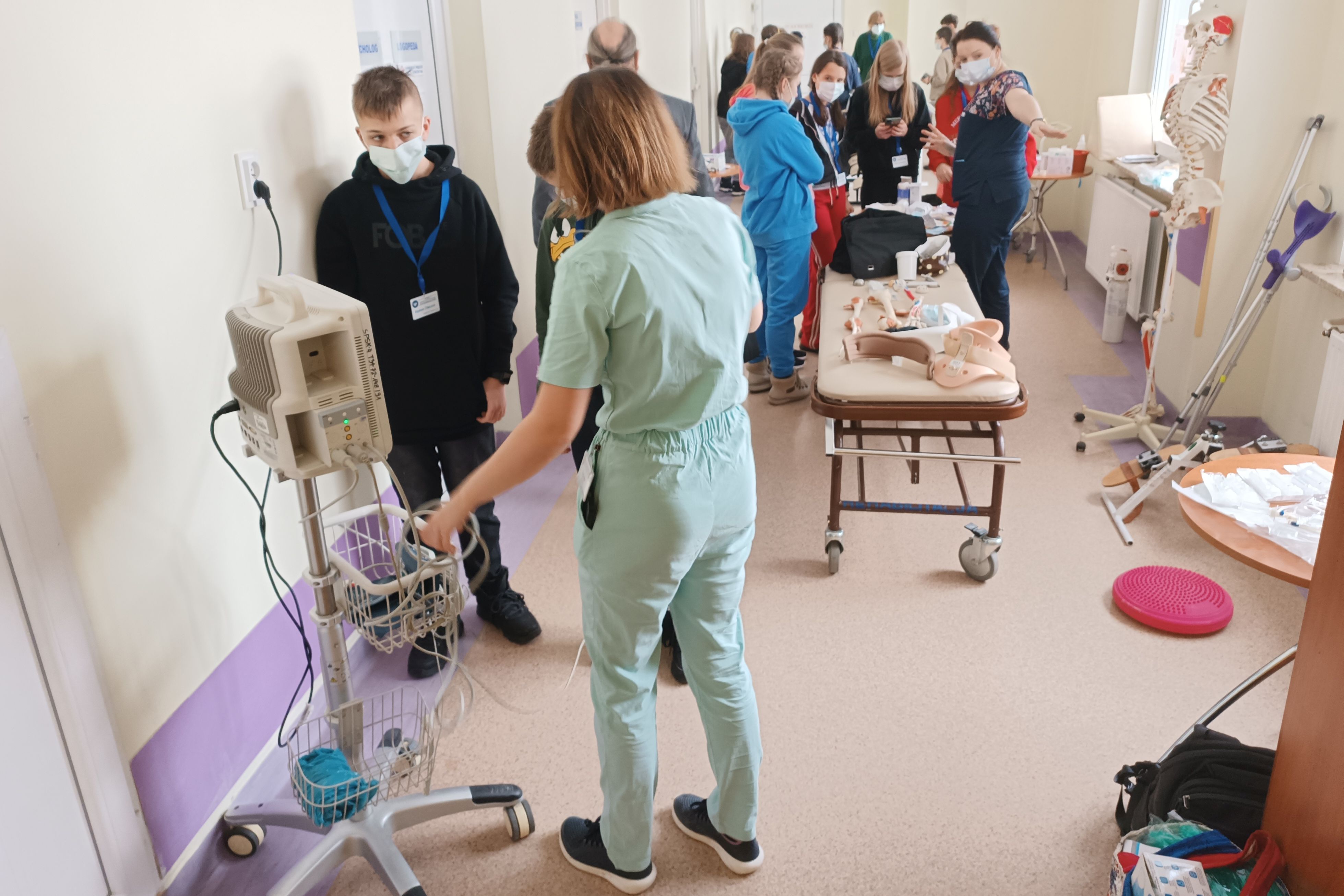 Wizyta uczniów w SPSK Nr 4. Starsi byli na Bloku Operacyjnym, młodsi uczestniczyli w warsztatach