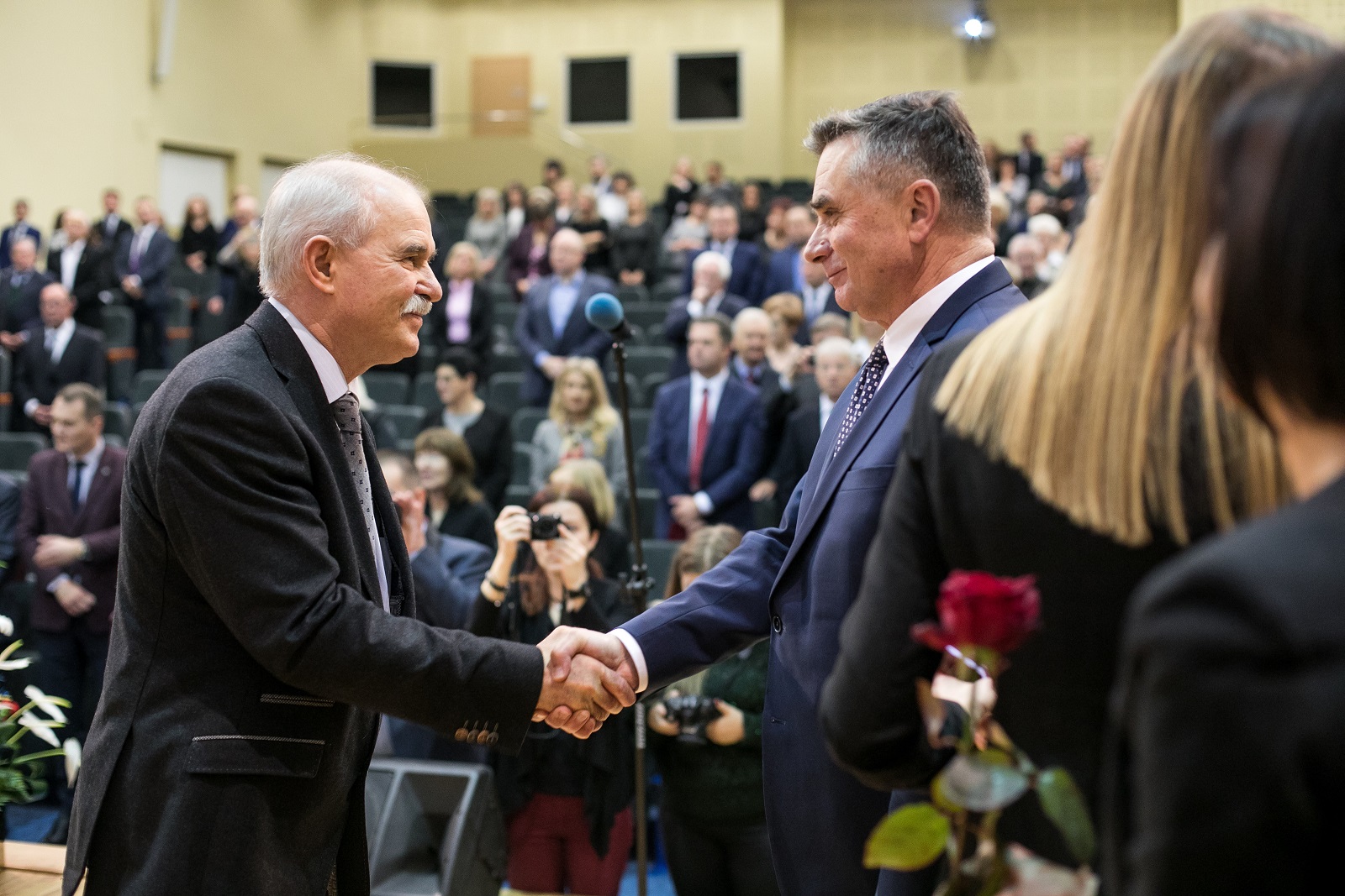 Dr hab. n. med. Janusz Kudlicki, który otrzymał Srebrny Krzyż Zasługi i wojewoda lubelski Lech Sprawka.