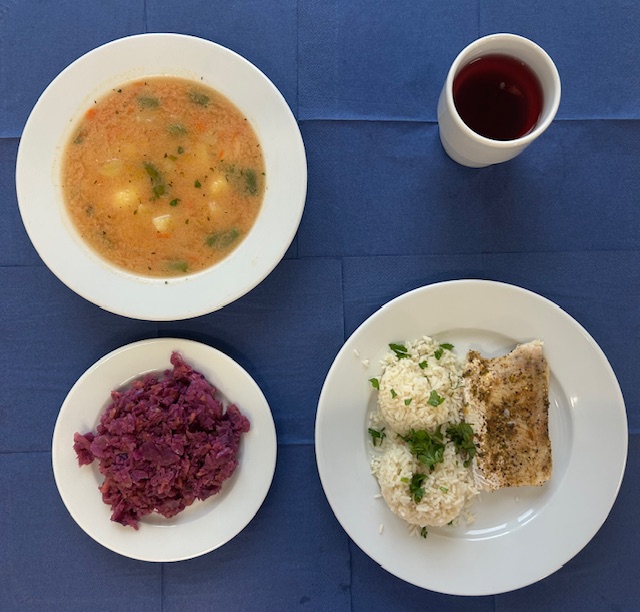 na talerzach zupa pejzanka, ryba pieczona, ryż paraboliczny, surówka z czerwonej kapusty, w kubku kompot