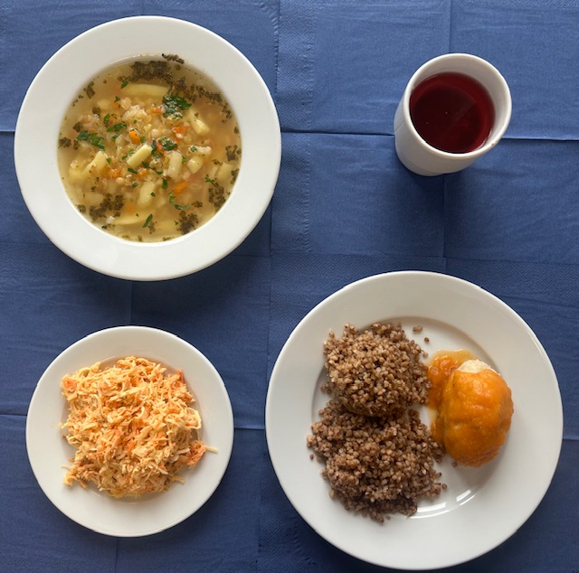 na talerzach zupa grochowa, pulpet rybny, kasza gryczana, surówka z jarzyn mieszanych, w kubku kompot 