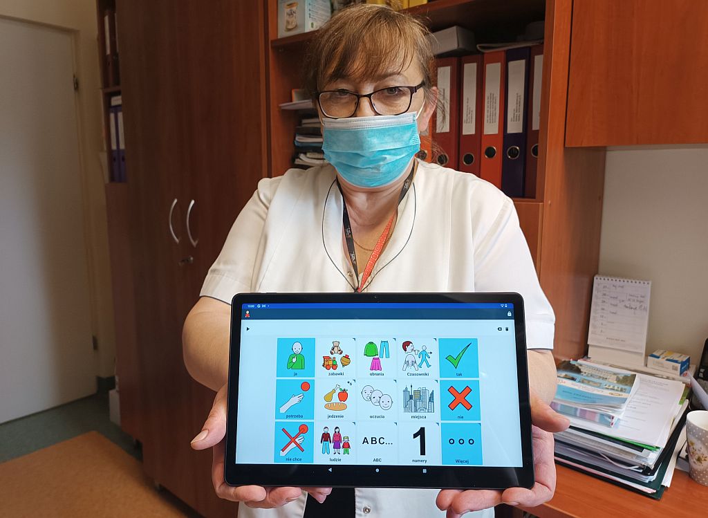 Jeden z zakupionych tabletów. Urządzenia mają specjalne oprogramowanie przeznaczone do komunikacji alternatywnej.