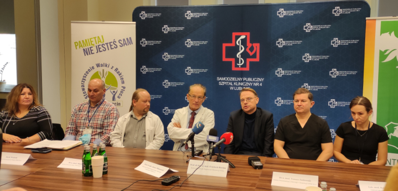 Uczestnicy konferencji prasowej. Od lewej:  Aleksandra Wilk, Jacek Woźniak, dr n. med. Michał Szczyrek. prof. dr hab. Janusz Milanowski, prof. dr hab.n.med. Franiszek Burdan, dr n. med. Tomasz Jankowski, Lek. med. Katarzyna Schab, 