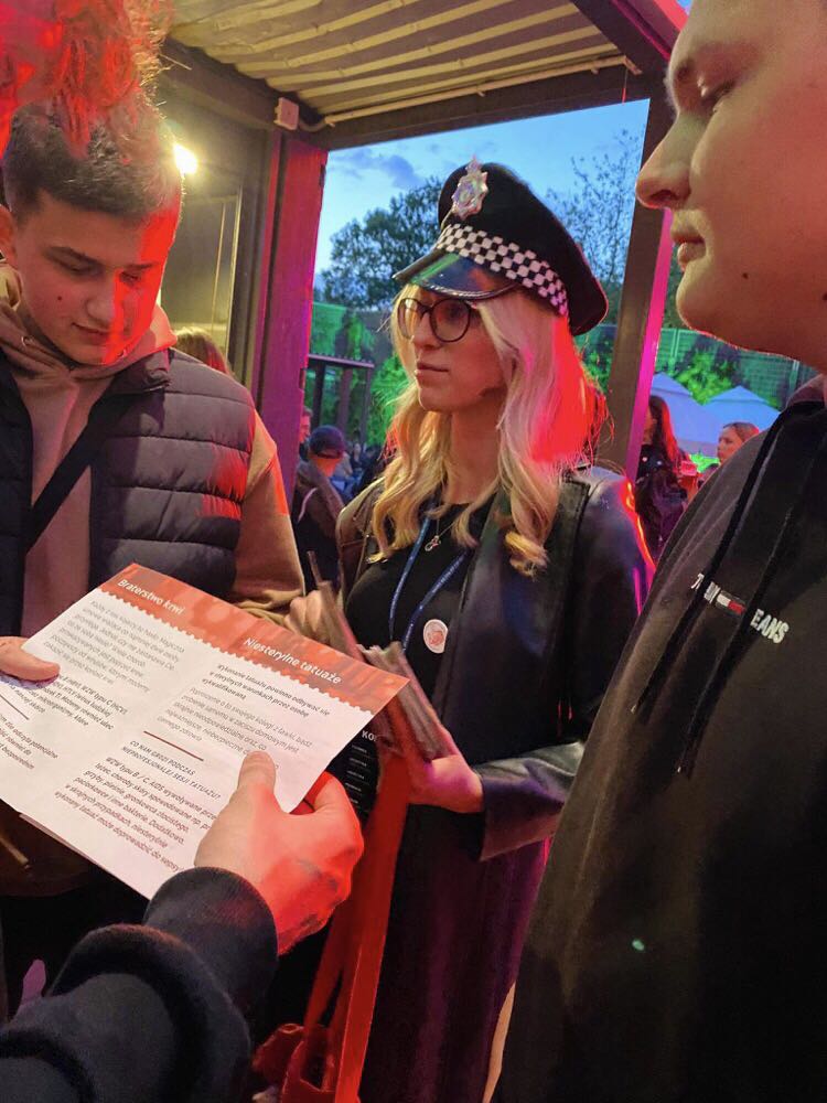 Organizatorzy akcji rozdawali ulotki podczas studenckiej imprezy. 