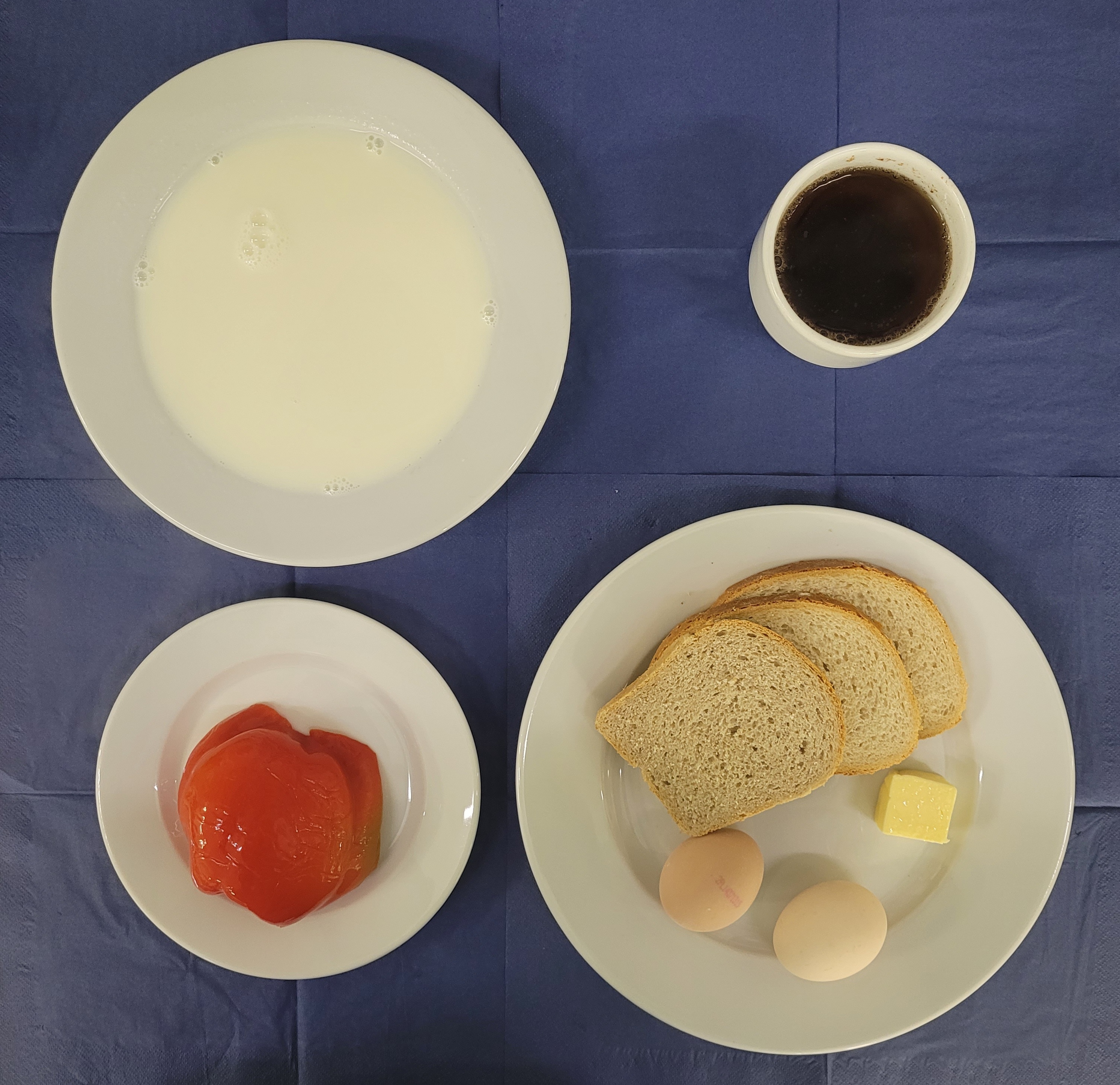 na talerzach płatki ryżowe na mleku, chleb pszenny, chleb razowy, masło, jajko gotowane, papryka, w kubku herbata z cytryną